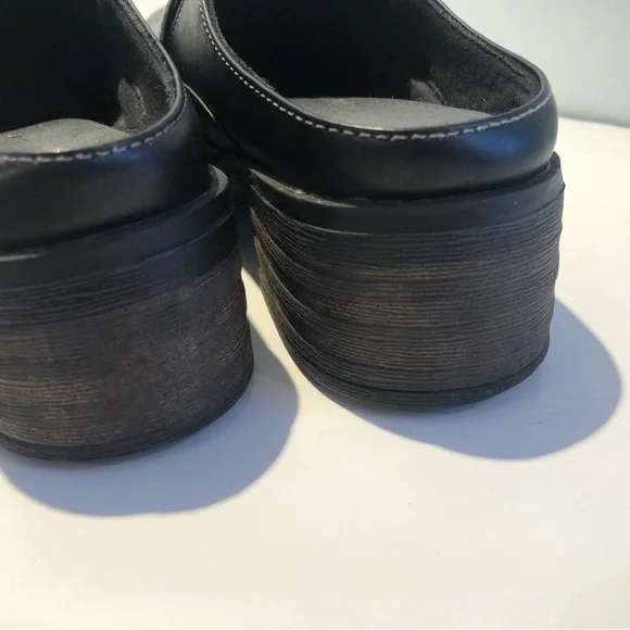 Eastland 8 black like new clogs slip on mules - Picture 3 of 4